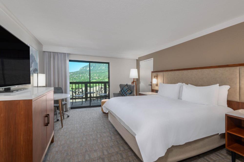 King Room with Resort View - High Floor interior
